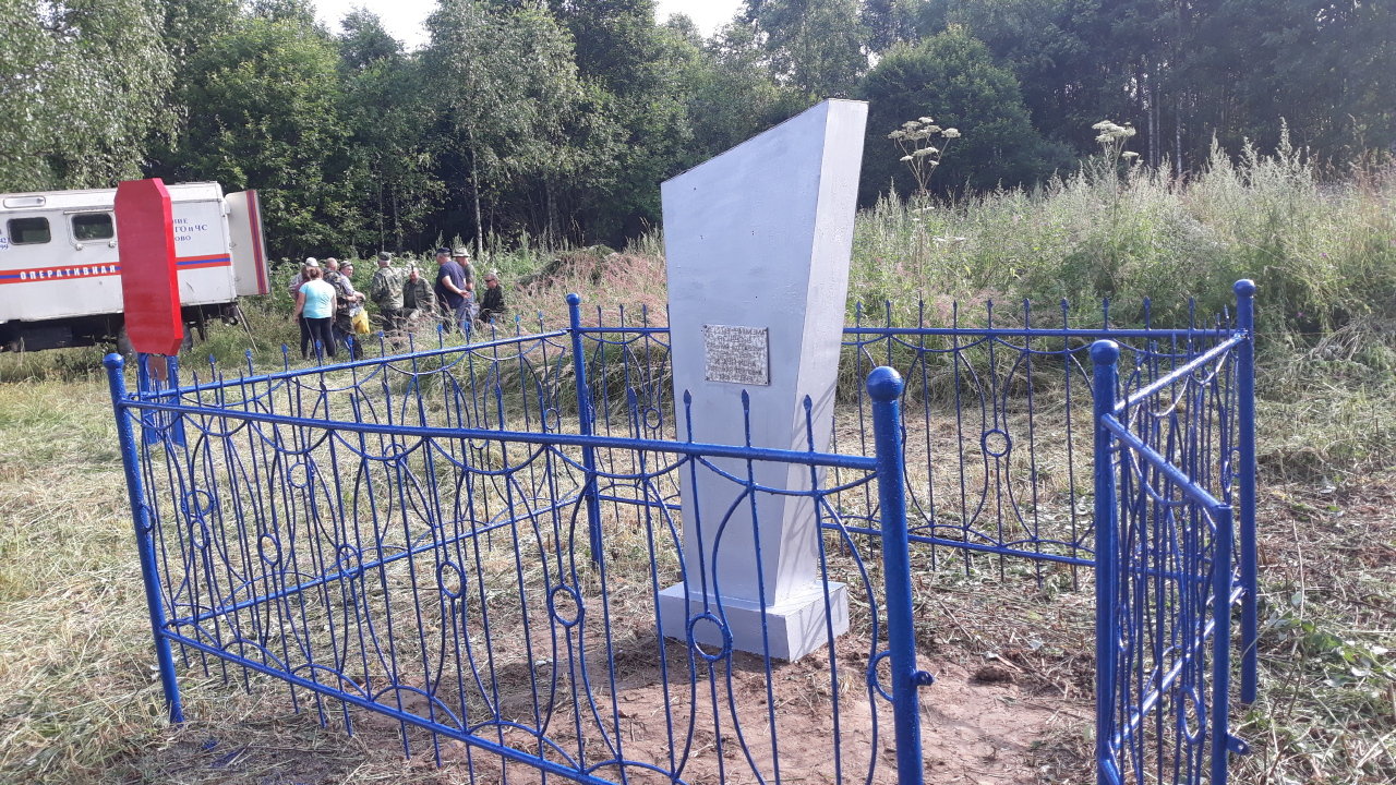 Сотрудники МЧС привели в порядок мемориал в деревне Мужилово