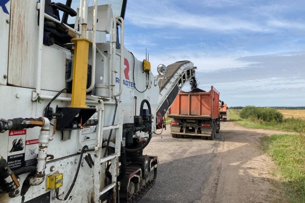 В Смоленской области ремонтируют дорогу, соединяющую два района