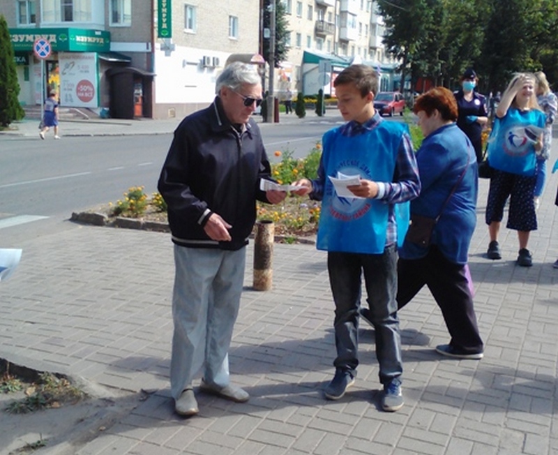 Жителям Ярцева напомнили о важности соблюдения ПДД