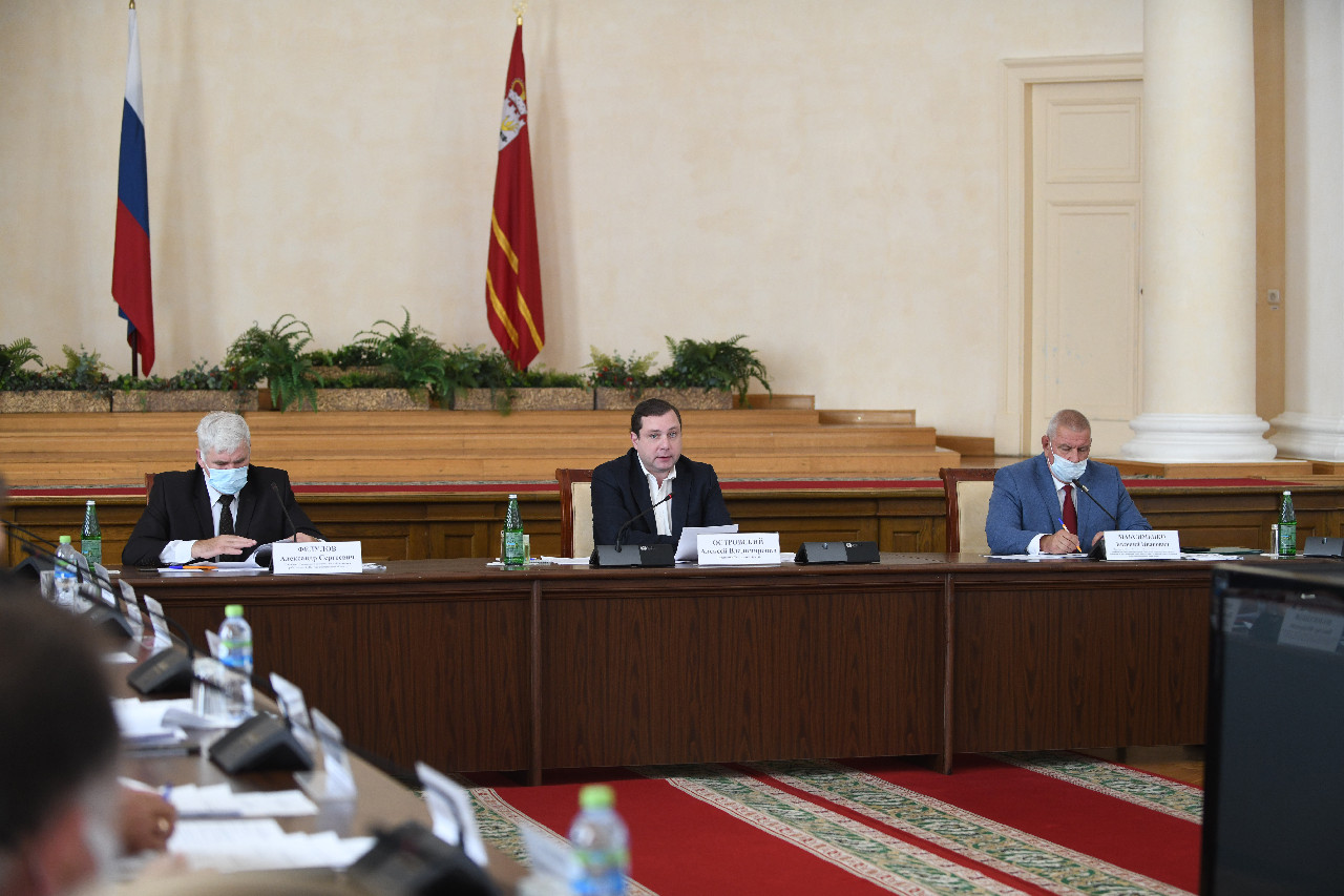 В Смоленске под председательством губернатора обсудили социально значимые актуальные темы