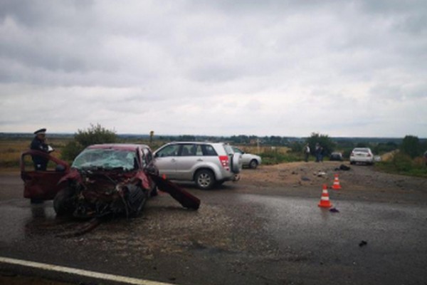 В аварии в Смоленской области два человека пострадали и один погиб