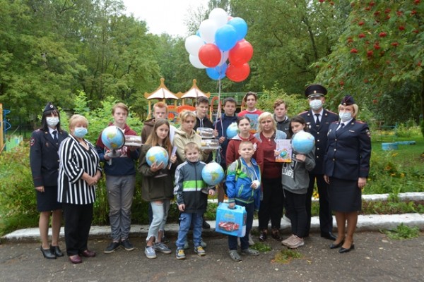Смоленские полицейские помогли собраться в школу воспитанникам детского дома «Гнёздышко»