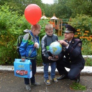 Смоленские полицейские помогли собраться в школу воспитанникам детского дома «Гнёздышко»