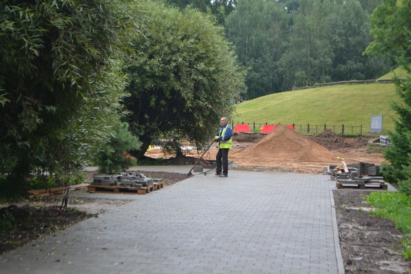 Общественники проверили ход реконструкции Парка Пионеров в Смоленске