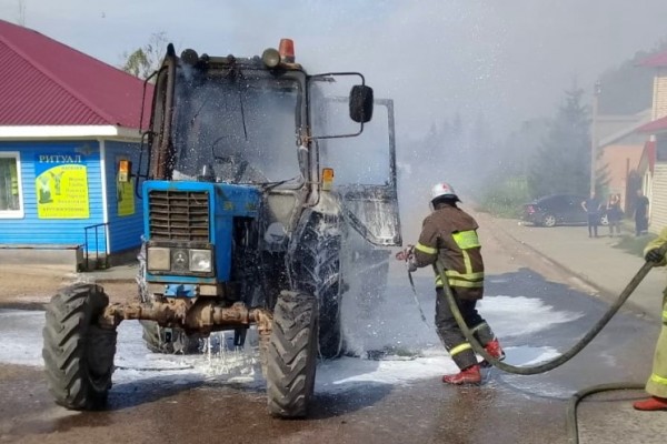 В селе Новодугино на ходу загорелся трактор 