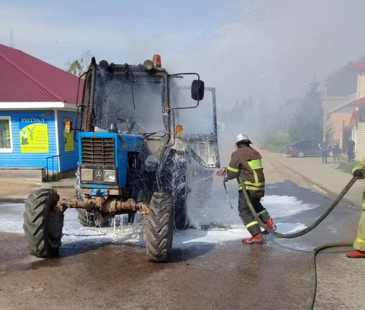 В селе Новодугино на ходу загорелся трактор 