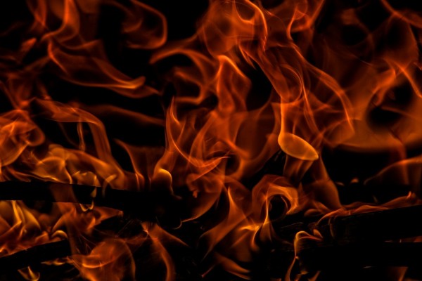 В результате пожара в Вязьме сгорела беседка и поврежден дачный дом