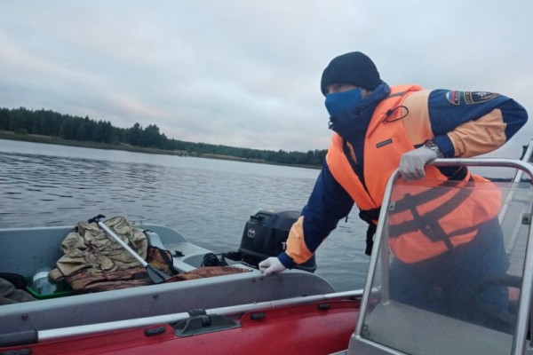 Смоленские спасатели продолжают обеспечивать безопасность на водоемах 