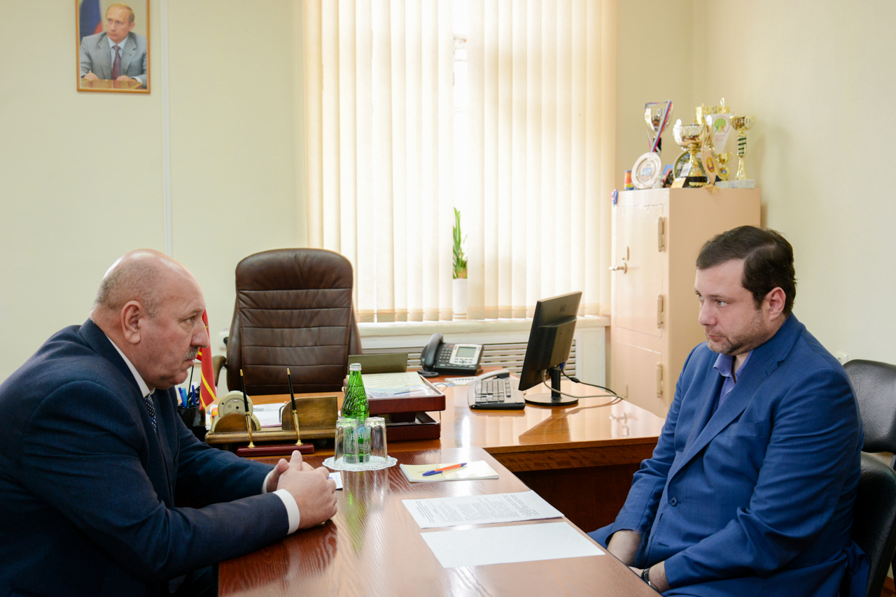 Губернатор Алексей Островский провёл рабочую встречу с главой Ельнинского района Николаем Мищенковым
