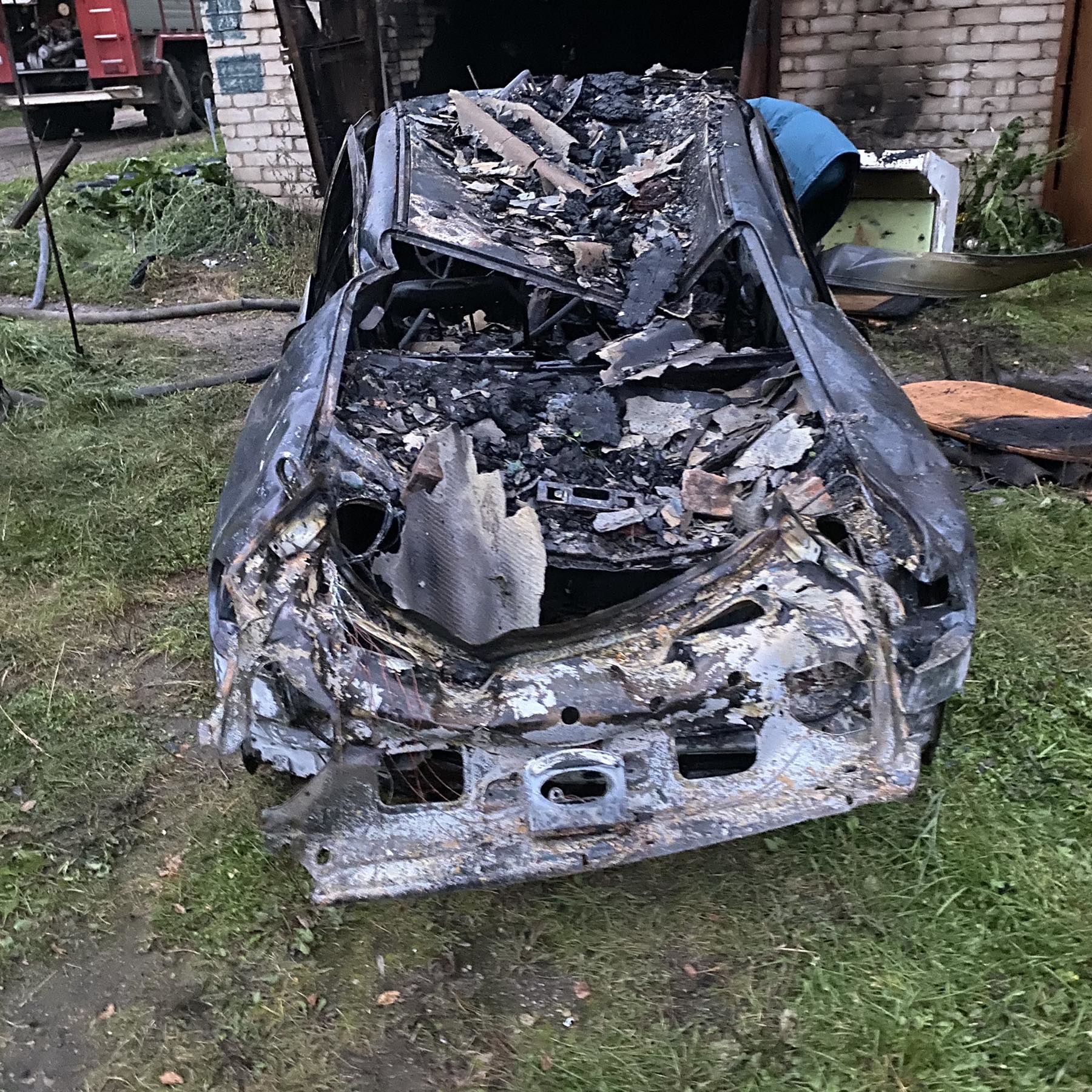 Автомобиль Renault Megane дотла сгорел в гараже в деревне Гусино