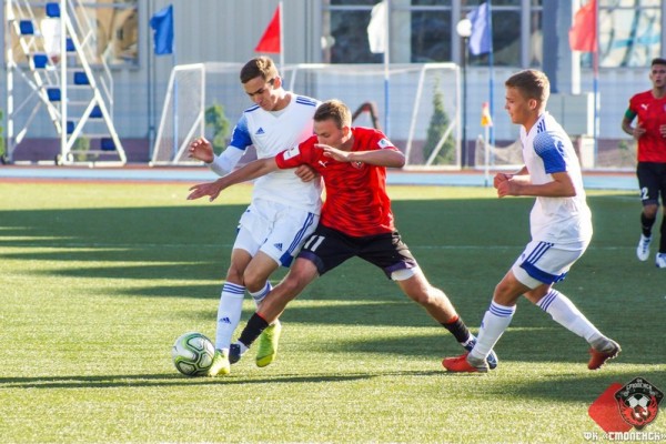 Третье поражение кряду терпят футболисты «Смоленска» 