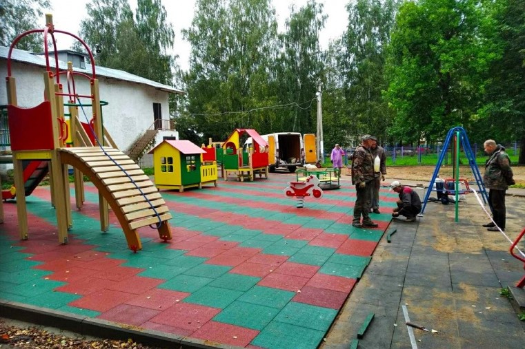 В Миловидово завершается строительство детского городка