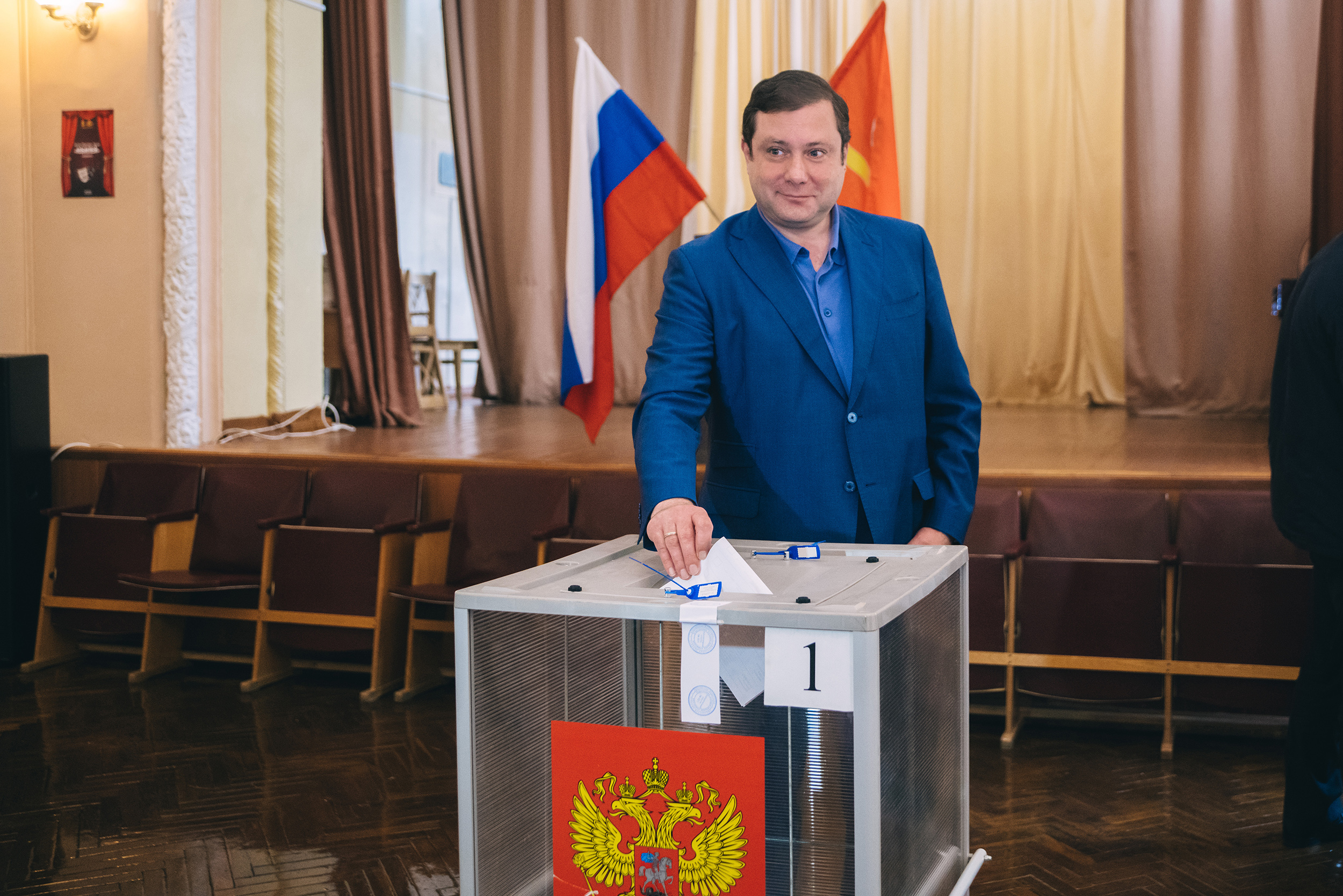 Алексей Островский проголосовал в гимназии