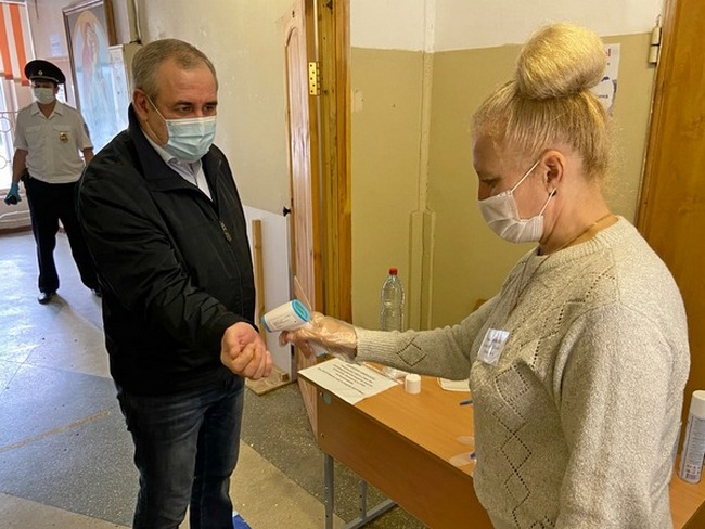 Сергей Неверов ознакомился с условиями голосования в Смоленске