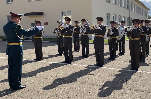 В честь Дня танкиста оркестр отряда спецназа исполнил популярную песню о танковом экипаже