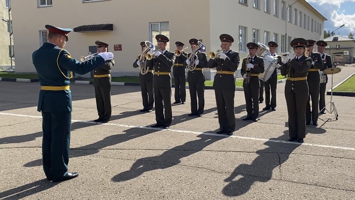 В честь Дня танкиста оркестр отряда спецназа исполнил популярную песню о танковом экипаже