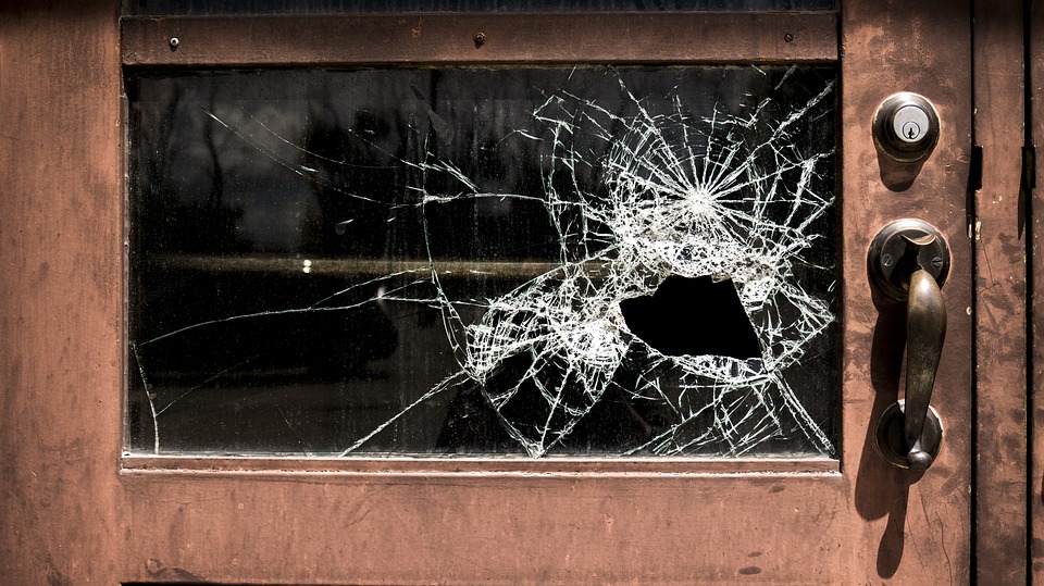 Житель Рославля в гостях умышленно разбил стеклопакет, дверь и телевизор