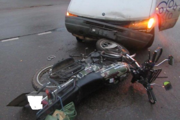 В Смоленске на улице Нахимова произошло ДТП с мотоциклом