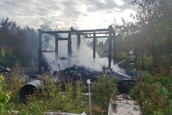 В Смоленской области два дачных дома сгорели средь бела дня