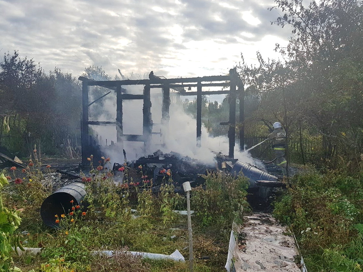 В Смоленской области два дачных дома сгорели средь бела дня