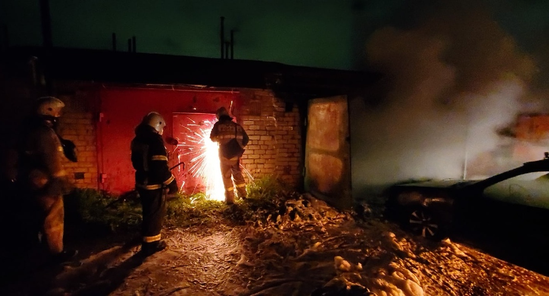 В Смоленске на улице Николаева загорелся гараж
