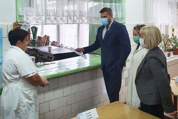 Артём Туров проверил обеспечение смоленских школьников горячим питанием 