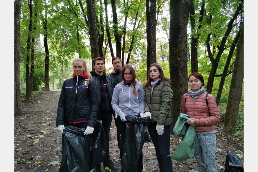 Молодые смоленские волонтеры убирали в городе мусор