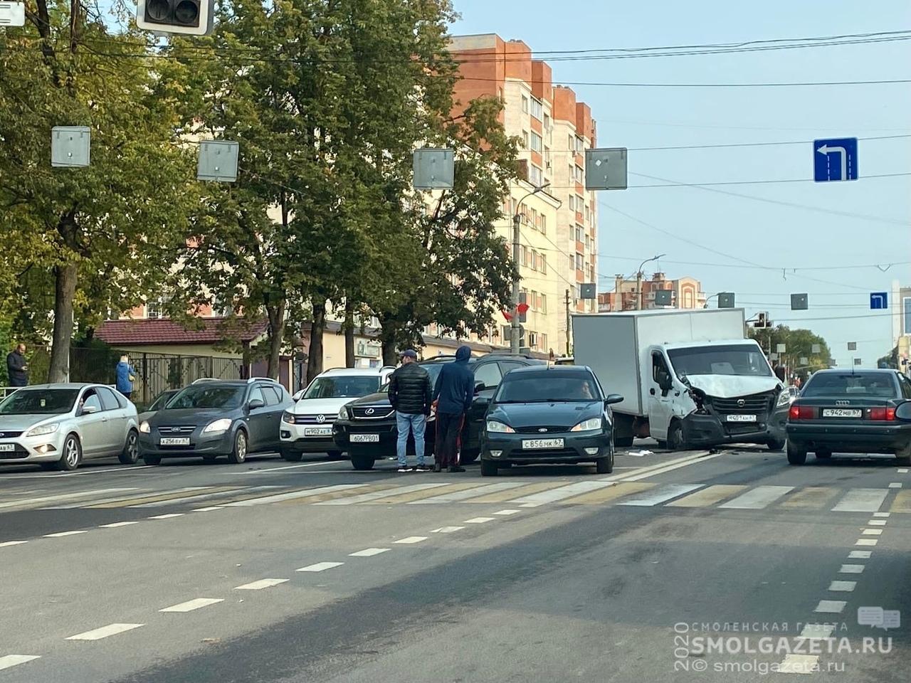 На проспекте Гагарина в Смоленске столкнулись несколько автомобилей