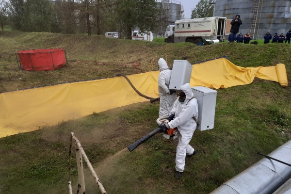 В Смоленской области спасатели тренировались в ликвидации последствий разлива нефтепродуктов