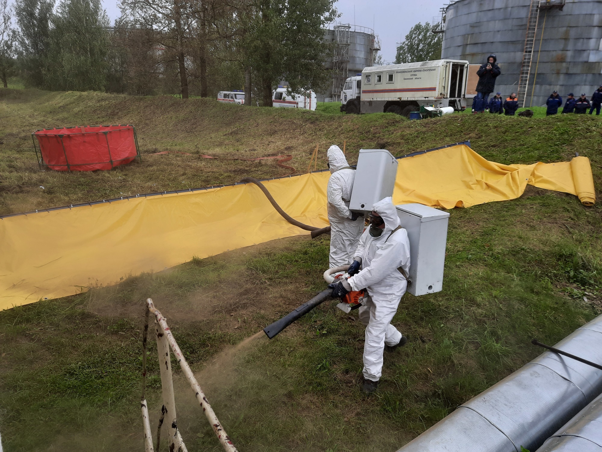 В Смоленской области спасатели тренировались в ликвидации последствий разлива нефтепродуктов