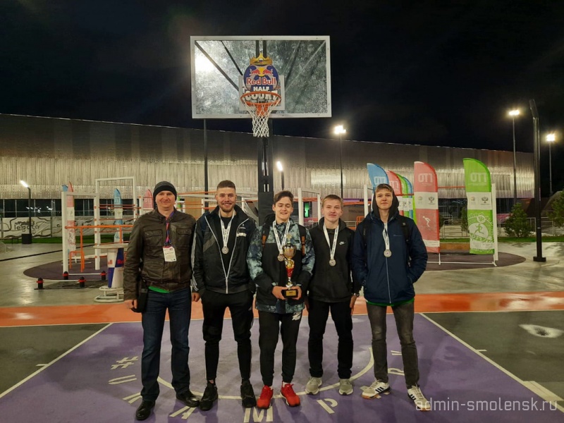  Юные смоленские баскетболисты взяли серебро на Всероссийских уличных играх