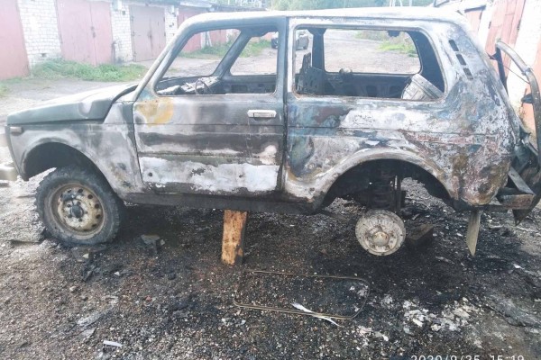 В Смоленске во время сварочных работ сгорел автомобиль «Нива»