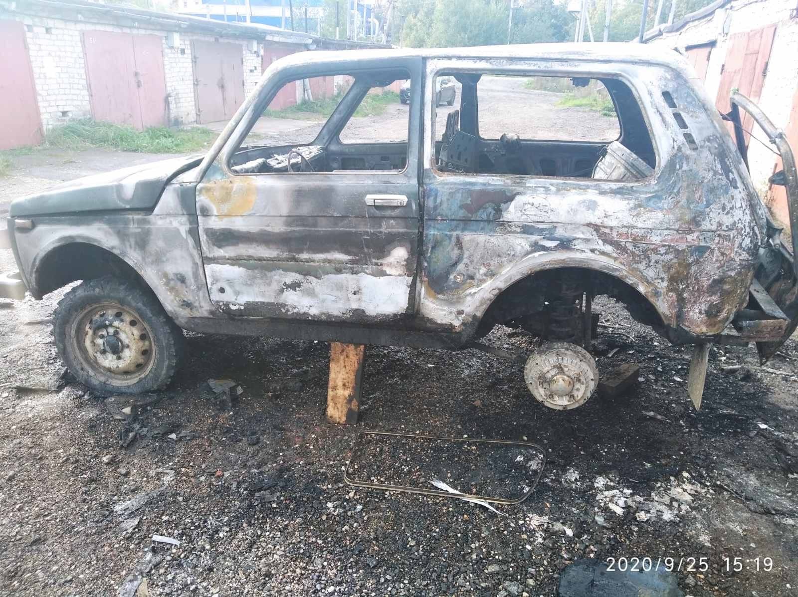 В Смоленске во время сварочных работ сгорел автомобиль «Нива»