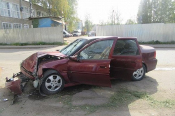 В Смоленске на улице Гарабурды «Opel» попал в аварию 