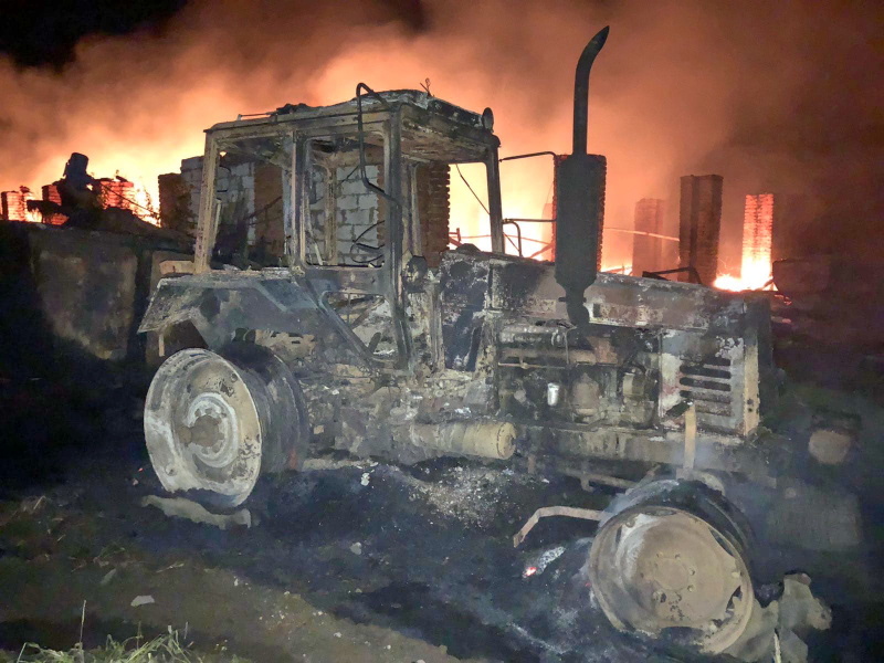 В Угранском районе дальнобойщики спасли из огня стадо животных