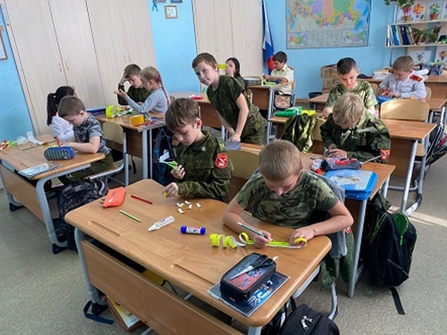 В Гагарине школьников научили делать световозвращающие элементы