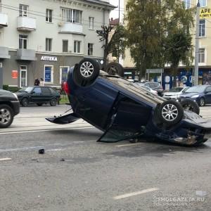 В центре Смоленска посреди дороги перевернулась иномарка