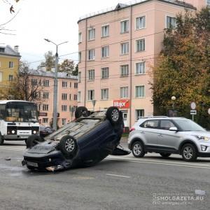 В центре Смоленска посреди дороги перевернулась иномарка