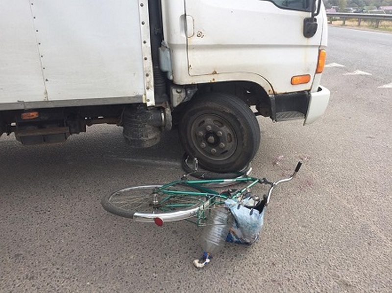 В Смоленском районе велосипедист попал под колёса иномарки