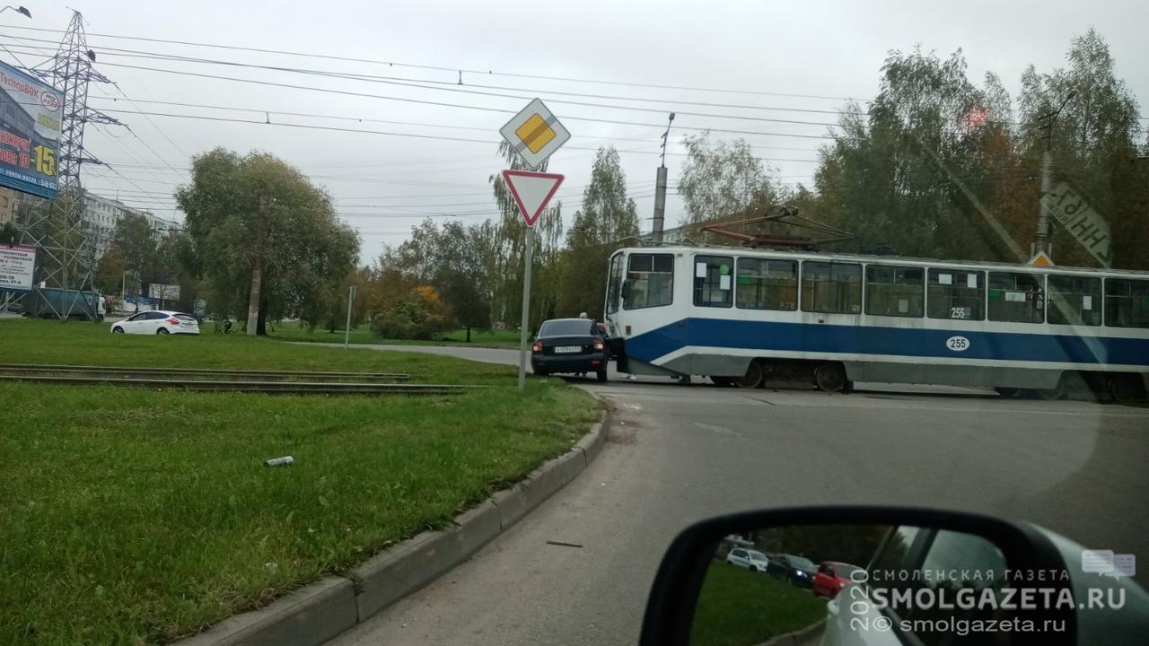 В Смоленске трамвай врезался в «Ладу Приору»