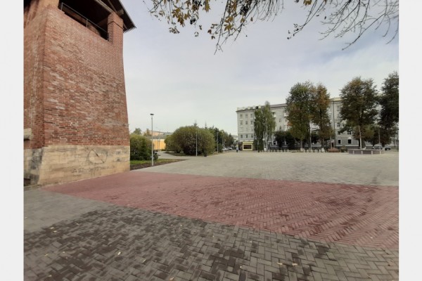Утраченные прясла крепостной стены в Смоленске обозначили брусчаткой