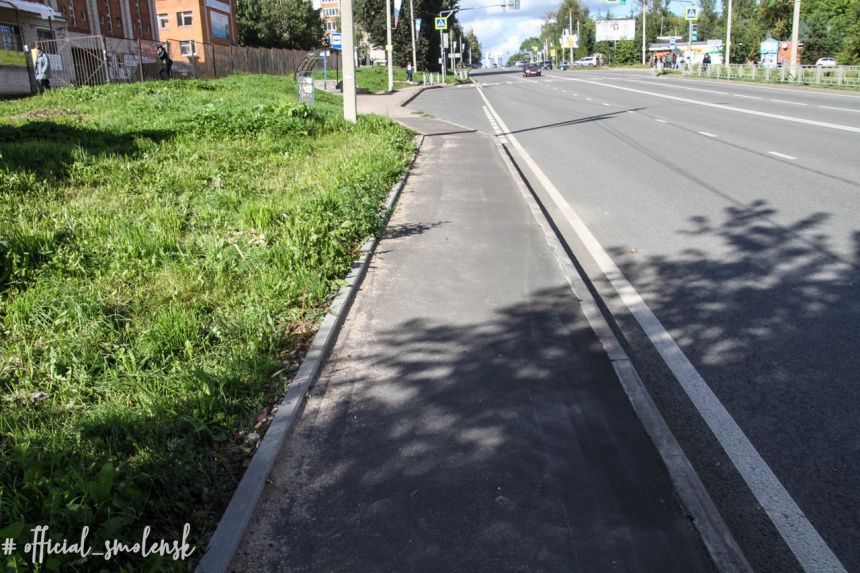 На нескольких улицах Смоленска продолжается ремонт тротуаров