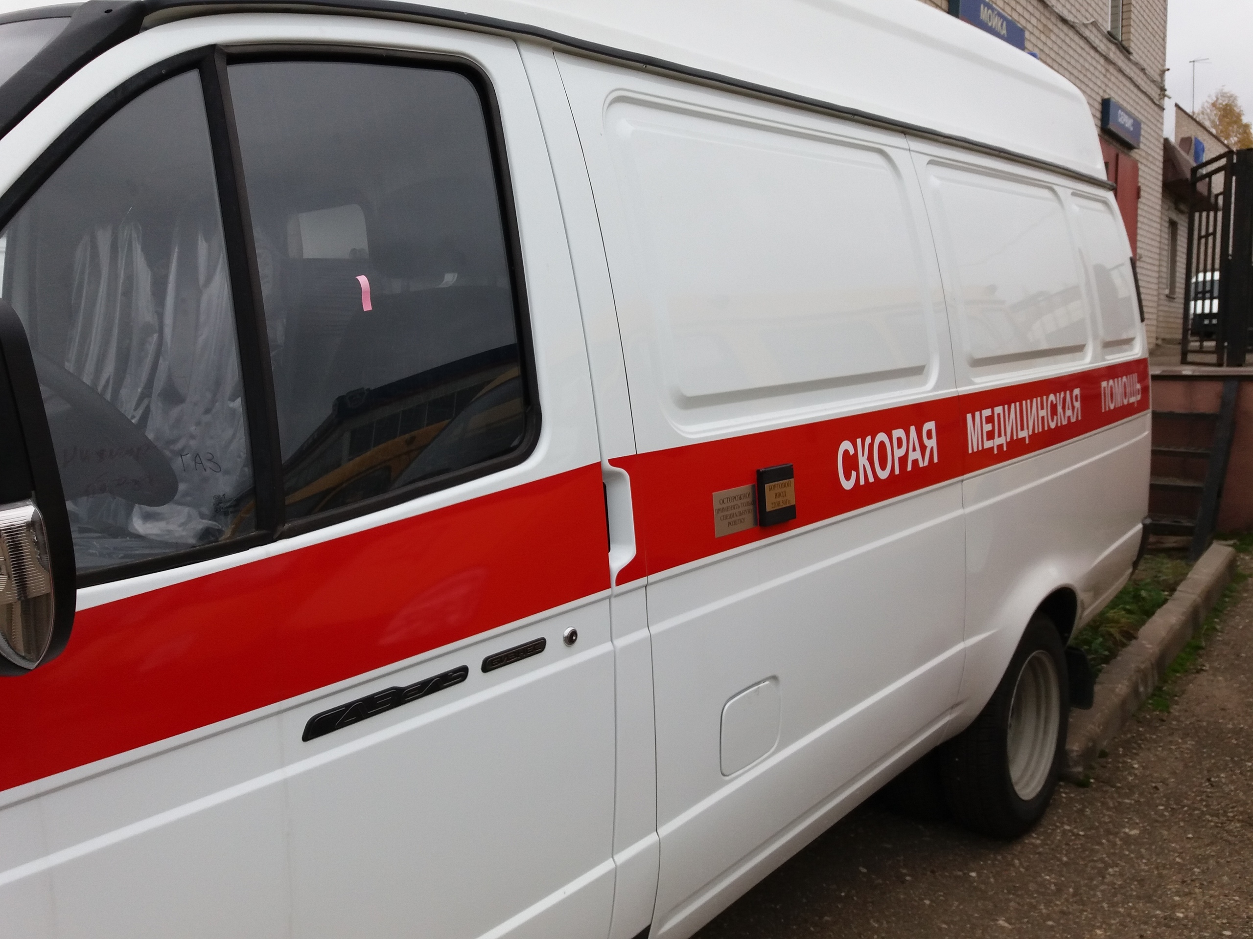 В Новодугинском районе седан столкнулся с трактором