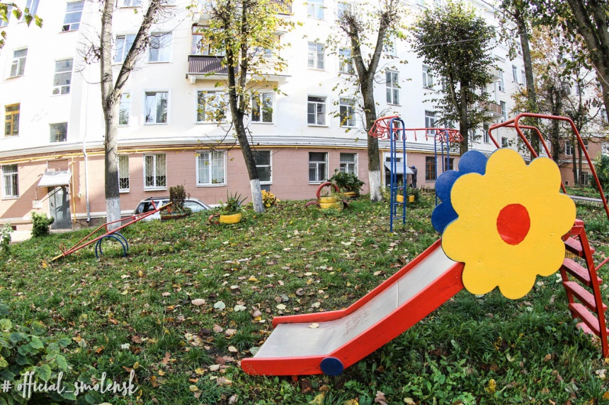 В Смоленске реконструировали детские площадки