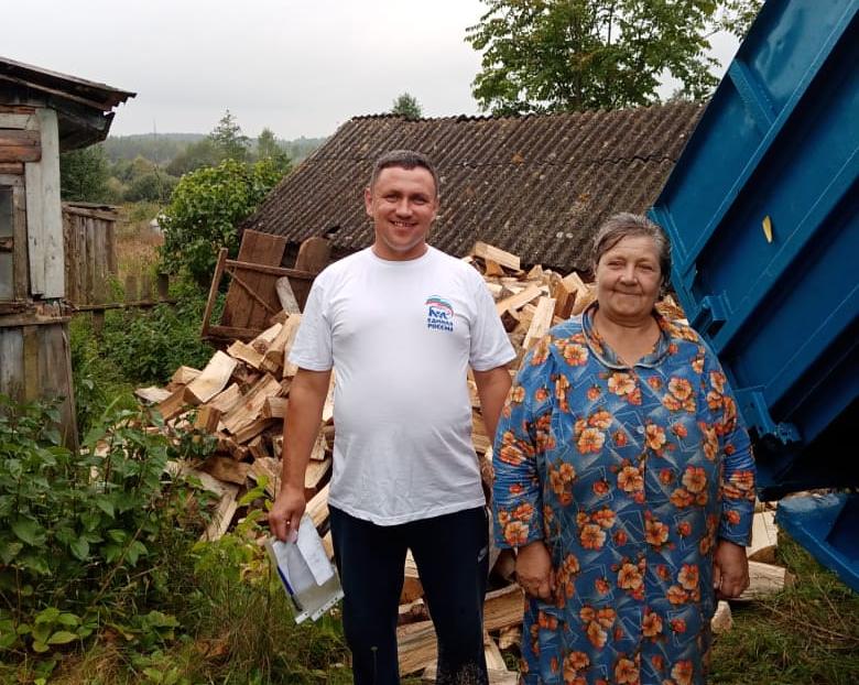 Фонд «СозИдаНие» помогает нуждающимся заготовить дрова