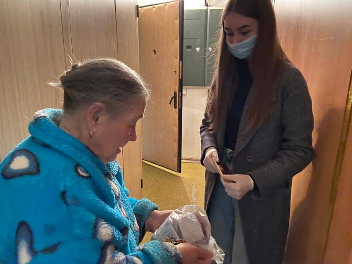 Смоленские волонтеры доставляют пенсионерам медикаменты