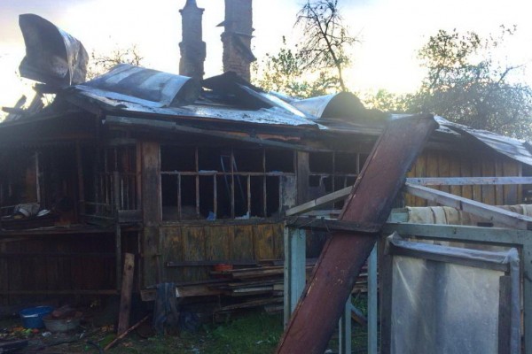 Хозяин пытался тушить загоревшийся дом из садового шланга