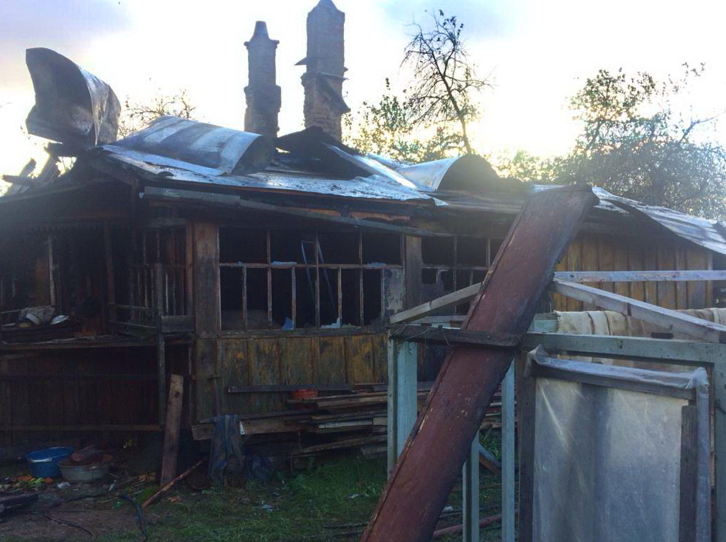 Хозяин пытался тушить загоревшийся дом из садового шланга