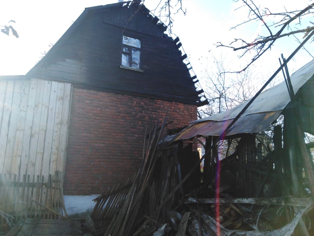 Спасатели отстояли у огня дачный дом в Гагаринском районе
