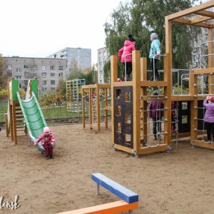 В Ленинском районе Смоленска появился новый игровой комплекс